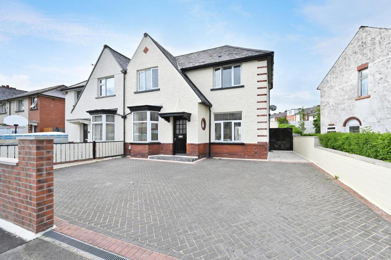 Villa Sleek And Stylish 3 Bed In Bolton - Garden - Parking Esterno foto